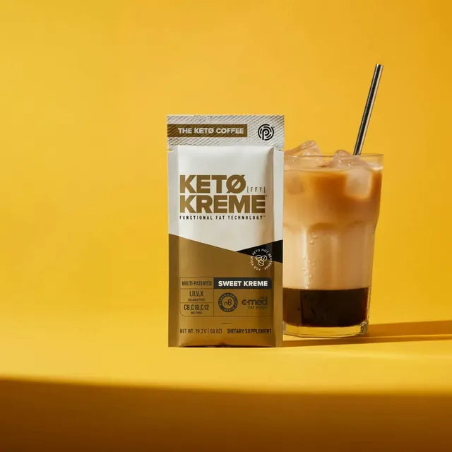 Bustina Keto//Kreme accanto a un caffè con ghiaccio su sfondo giallo