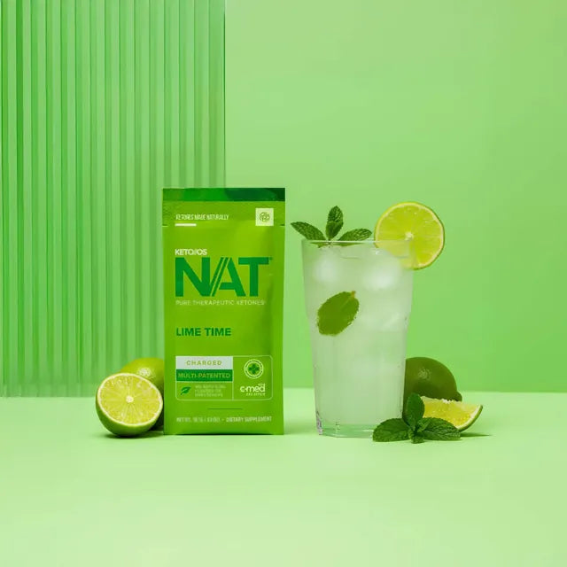 Keto//OS NAT Lime Time accanto a un bicchiere con lime e menta