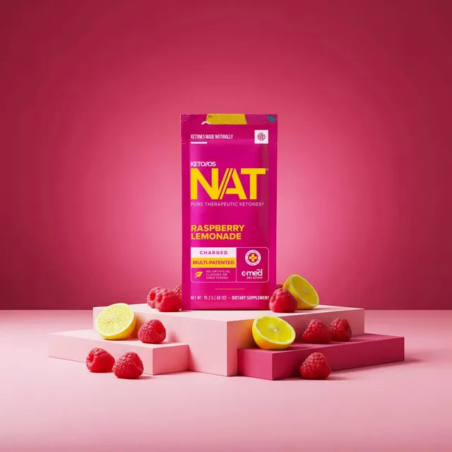 Keto//OS NAT Raspberry Lemonade su sfondo rosa con lamponi e limoni